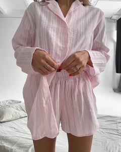 Détail du pyjama rose clair montrant le jacquard texturé et le tissu ajouré respirant