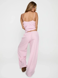 Vue détaillée de l'ensemble de détente rayé rose avec caraco et pantalon large femme