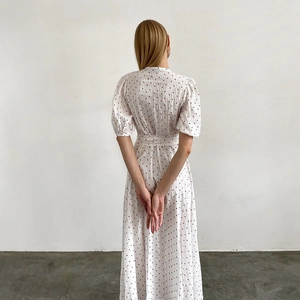 Vista trasera de camisón de algodón con mangas abullonadas y lunares rojos de jacquard