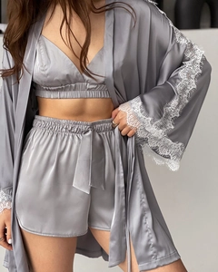 Detailansicht des graublauen Seiden-Pyjama-Sets mit feinen Wimpernspitzen-Details am Ärmel