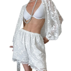 Ensemble 3 pièces en dentelle blanche avec cardigan manches longues et short
