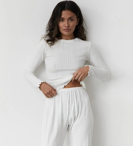Détail du tissu en maille côtelée blanche avec motif jacquard cœur évidé sur le pyjama
