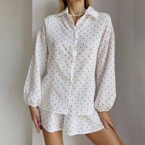 Damen Schlafanzug-Set aus weißer Baumwolle mit rotem Herzprint, Langarmshirt und Shorts