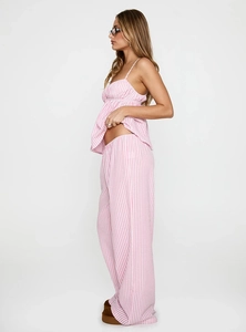 Vue latérale de l'ensemble pyjama à rayures roses avec caraco et pantalon large