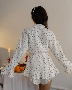 Détail de l'ensemble de pyjama en coton fleuri avec ourlet volanté et poignets