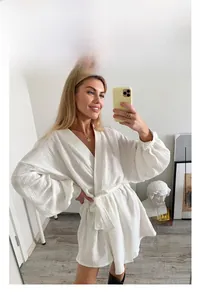 Detail der weißen Baumwollstruktur und Ballonärmel an einem Loungewear-Set