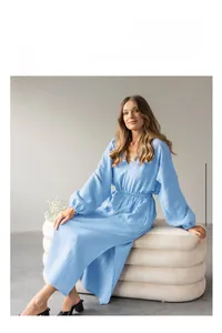 Dettaglio dell'accappatoio in cotone azzurro a maniche lunghe con tessuto testurizzato