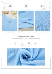 Dettaglio dell'accappatoio in cotone crepe azzurro con scollo a V e trama in mussola