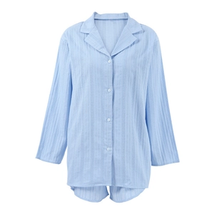Ensemble pyjama bleu clair pour femme avec tissu texturé et boutons blancs