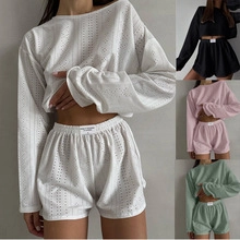 Détails de la maille ajourée et respirante sur les ensembles de détente multicolores pour femmes