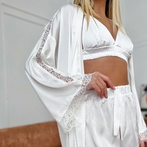 Dreiteiliges weißes Satin-Pyjama-Set mit Spitzenbesatz, Morgenmantel, Top und Shorts Damen