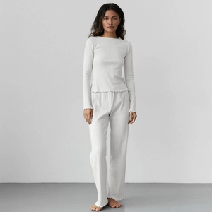 Ensemble pyjama deux pièces blanc en maille côtelée avec manches longues et volants