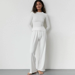 Ensemble de pyjama blanc en tricot côtelé à manches longues et bords ondulés