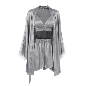 Dreiteiliges graues Satin-Lounge-Set mit Robe mit Spitzenbesatz und Shorts