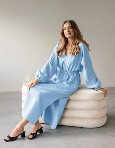 Dettaglio vestaglia in cotone azzurro con trama strutturata e scollo a V elasticizzato