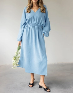 Dettaglio della vestaglia in cotone azzurro con scollo a V e maniche a sbuffo