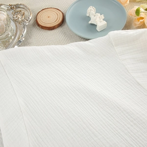 Nahaufnahme der atmungsaktiven weißen Baumwoll-Crepe-Textur mit gemütlicher Wohnästhetik