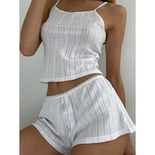 Vue détaillée d'un ensemble de détente en tricot jacquard blanc avec dentelle et pointelle