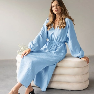 Accappatoio in cotone azzurro con scollo a V, maniche a sbuffo e spacco laterale