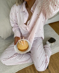 Détail du pyjama à rayures roses avec motifs cœurs rouges et col boutonné pour femme