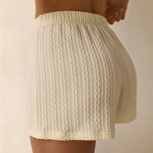 Damen Strickshorts in Creme mit Zopfmuster und elastischem Hochbund für zu Hause