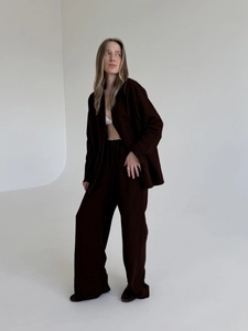 Détail de l'ensemble marron en coton et lin avec texture côtelée et coupe ample