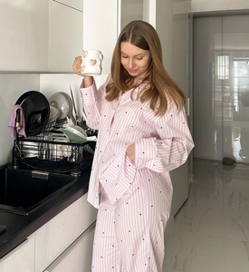 Détails de l'ensemble de pyjama rose rayé avec motifs de cœurs rouges et col boutonné