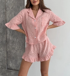 Détail d'un ensemble pyjama léopard avec bordures à volants aux manches et bas