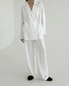 Détail d'un ensemble détente en coton et lin blanc avec tissu texturé et respirant