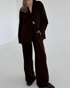 Détail d'un ensemble détente marron foncé en lin avec chemise ample et pantalon large