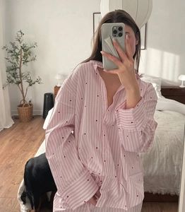 Détail du pyjama à rayures roses avec imprimé cœur et col à revers boutonné élégant