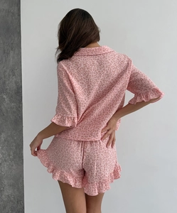 Vue arrière d'un pyjama rose à imprimé léopard avec ourlets à volants et tissu doux
