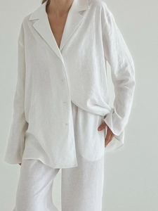Détail de l'ensemble de détente en coton et lin blanc avec chemise et pantalon large
