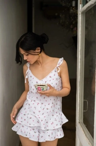 Détail de l'ensemble pyjama à fleurs avec bordures en dentelle et bretelles à nœuds