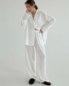 Détail de l'ensemble de détente blanc en coton et lin avec chemise et pantalon large