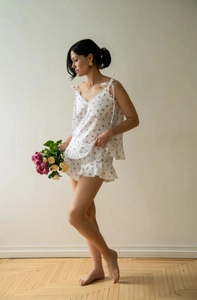 Détail du haut de pyjama floral avec dentelle délicate et bretelles à nouer