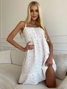 Détail de robe d'été en coton blanc avec imprimés cœurs rouges et boutons décoratifs