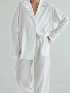 Détail d'un ensemble détente en coton et lin blanc avec chemise texturée et pantalon large