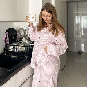 Ensemble de pyjama rayé rose et blanc avec motifs de cœurs dans une cuisine moderne