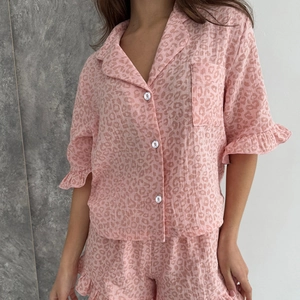 Ensemble de pyjama rose à imprimé léopard avec ourlet volanté et chemise à manches courtes