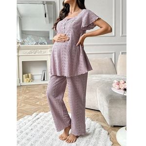Dettaglio dell'abbigliamento premaman lavanda con ricamo floreale traforato e materico