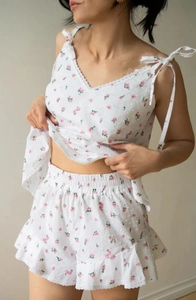 Détail du tissu à pois suisses fleuris avec dentelle et ourlet volanté du pyjama femme