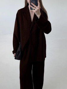 Détail de l'ensemble de détente en lin et coton marron chocolat avec chemise et pantalon