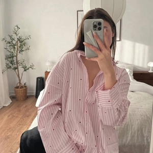 Chemise à manches longues à rayures roses et blanches avec broderie petit cœur