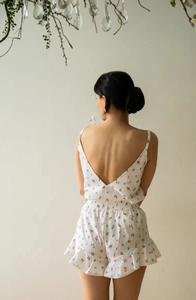 Détail de la vue arrière montrant les bretelles à nouer de cet ensemble de pyjama fleuri