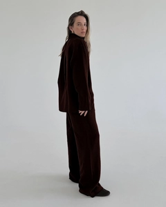 Détails du tissu en velours côtelé marron foncé sur l'ensemble de détente et pantalon