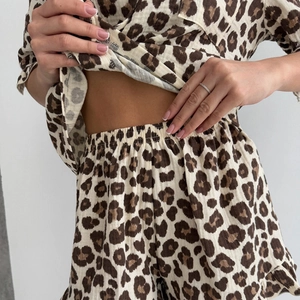 Ensemble homewear imprimé léopard avec haut à manches courtes et short à volants
