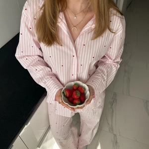 Pyjama rayé rose et blanc pour femmes avec motifs cœurs rouges et manches longues