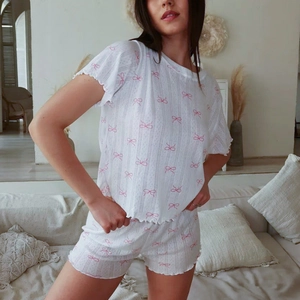 Pyjama deux pièces pour femme avec imprimé nœuds roses, manches courtes et volants