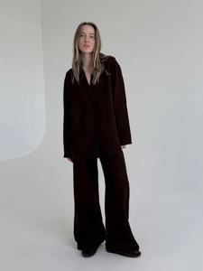 Détail d'un ensemble d'intérieur marron foncé avec haut boutonné et pantalon large